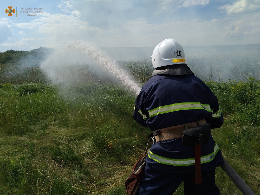 За добу на Миколаївщині з 9 пожеж дві – через обстріли (ФОТО, ВІДЕО) 13
