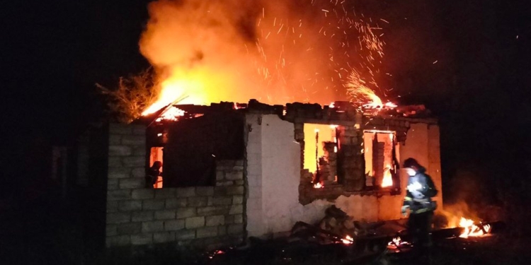 Внаслідок обстрілів та через необережне поводження з вогнем: за добу на Миколаївщині спалахнуло 5 пожеж (ФОТО)