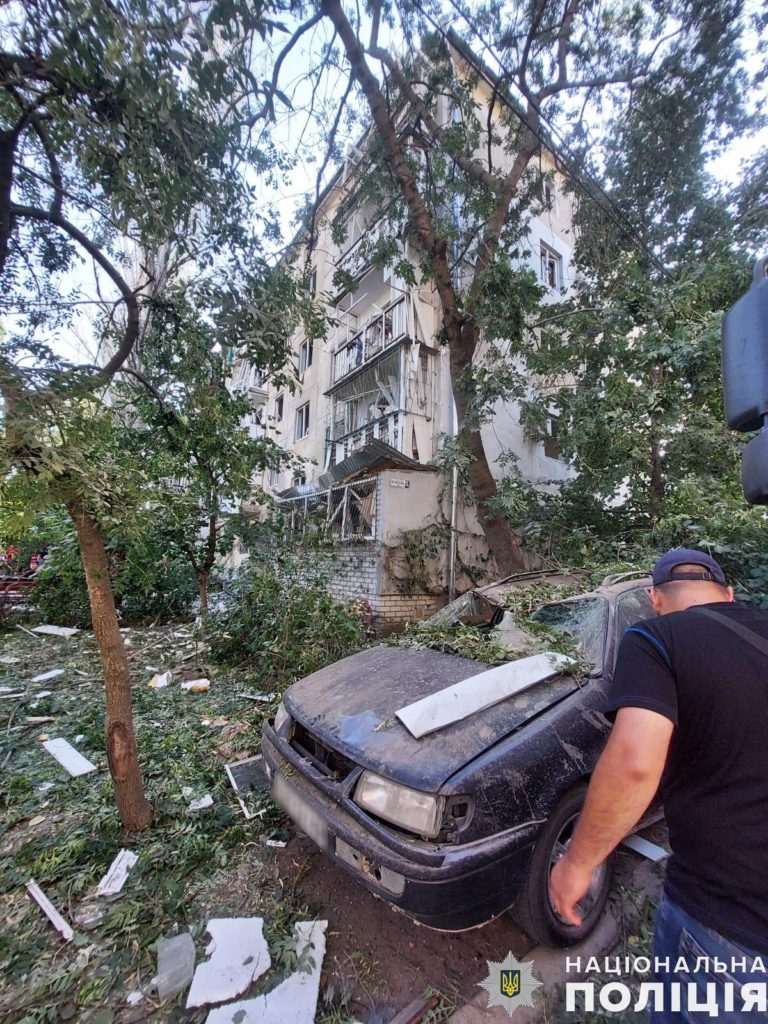 Поліція Миколаївщини нарахувала 65 пошкоджених російськими обстрілами об'єктів за добу і охороняє пошкоджені будинки від мародерів (ФОТО) 14