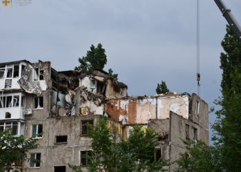 В Николаеве продолжают разбирать завалы разрушенной российской ракетой пятиэтажки (ФОТО)