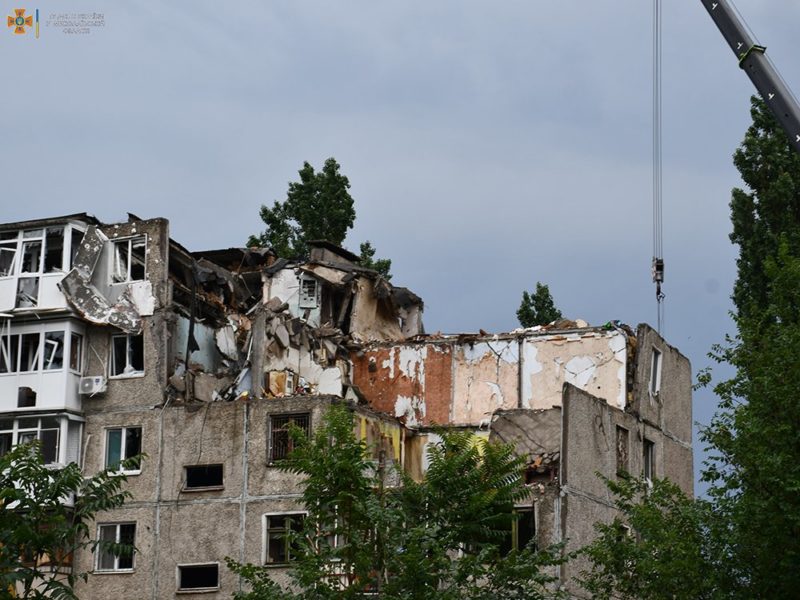 В Николаеве продолжают разбирать завалы разрушенной российской ракетой пятиэтажки (ФОТО)
