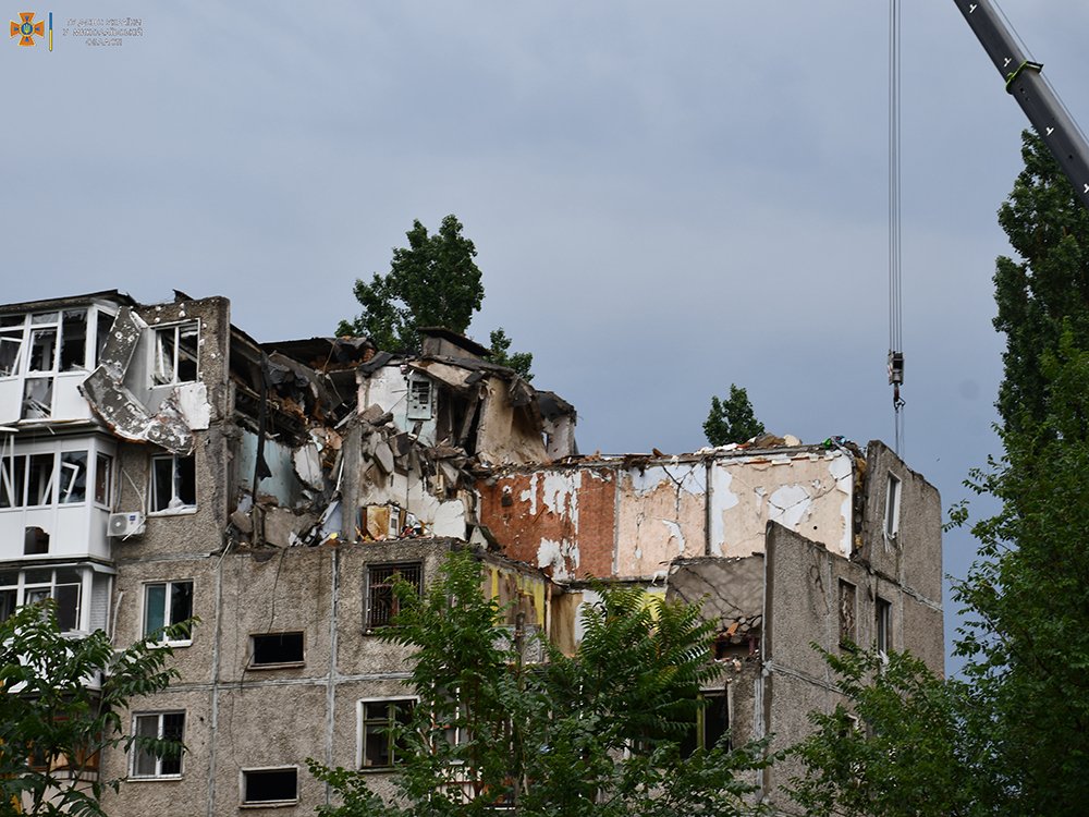 В Николаеве продолжают разбирать завалы разрушенной российской ракетой пятиэтажки (ФОТО) 13