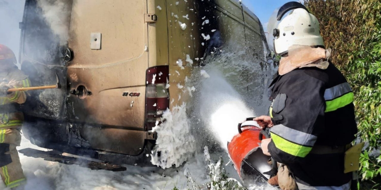 Через ворожі обстріли на Миколаївщині рятувальники гасили пожежі в екосистемах, а також ще 7 пожеж на транспорті та в житлі (ФОТО)