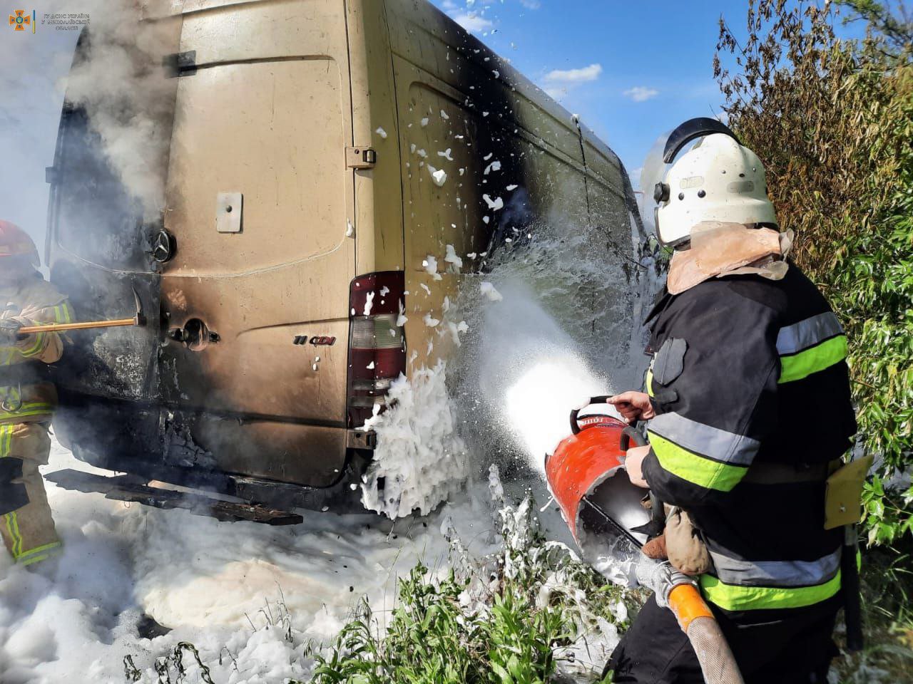 Через ворожі обстріли на Миколаївщині рятувальники гасили пожежі в екосистемах, а також ще 7 пожеж на транспорті та в житлі (ФОТО)