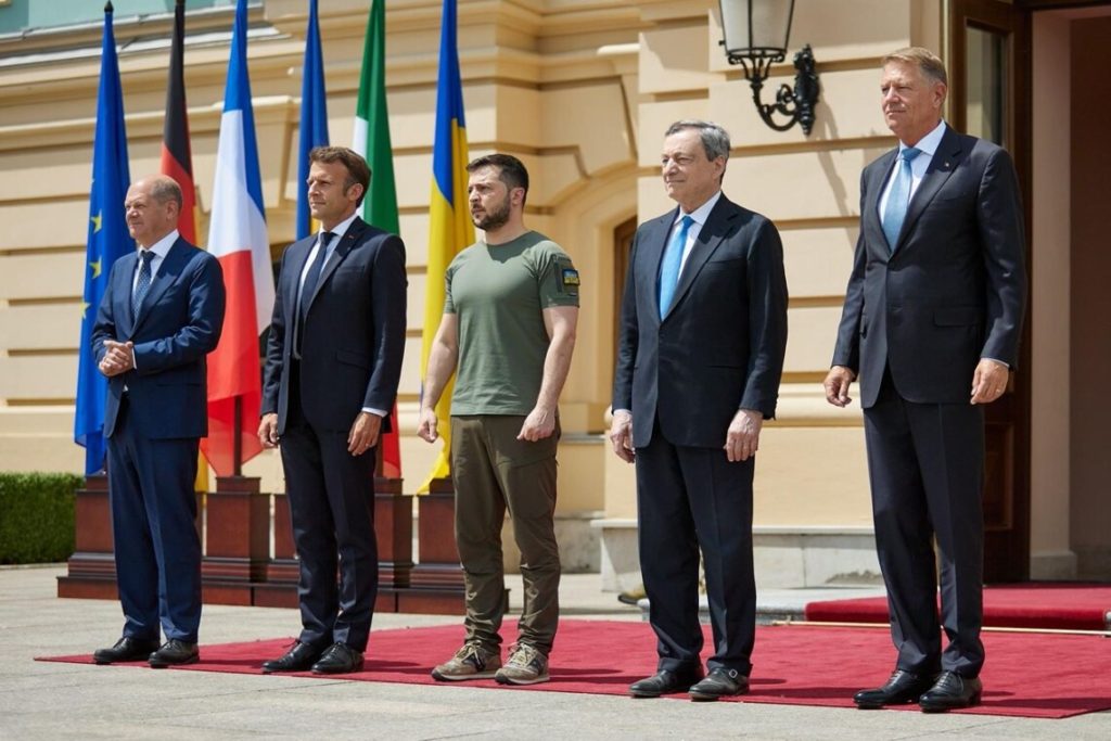 Франция, Германия, Италия и Румыния поддерживают предоставление Украине статуса кандидата в ЕС, – Макрон 1