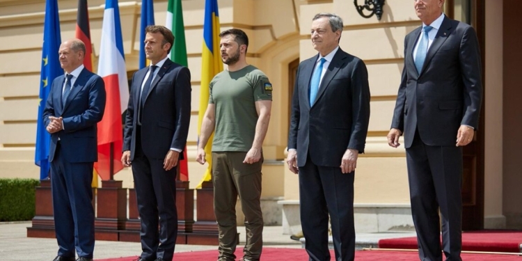 Франция, Германия, Италия и Румыния поддерживают предоставление Украине статуса кандидата в ЕС, – Макрон