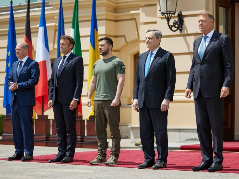 Франция, Германия, Италия и Румыния поддерживают предоставление Украине статуса кандидата в ЕС, – Макрон