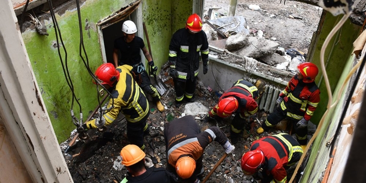 В Николаеве продолжают разбирать завалы разрушенной российской ракетой пятиэтажки (ФОТО)