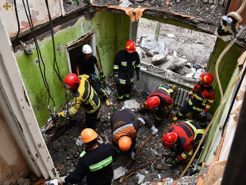 Поисковые работы в разрушенной российской ракетой 5-этажке в Николаеве завершены (ФОТО)