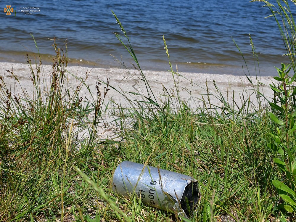 У Миколаєві рятувальники почали обстеження прибережних зон – на пляжі «Стрілка» вилучено 4 касетні елементи від РСЗВ (ФОТО, ВІДЕО) 15