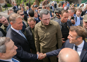 В Ирпене у Макрона спросили: “что значит не унижать Россию”?