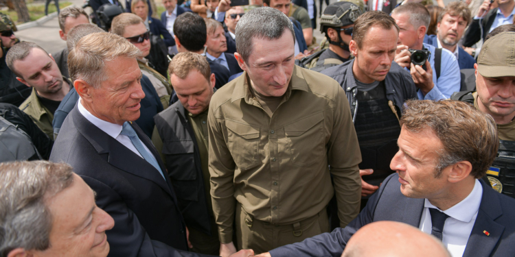 В Ирпене у Макрона спросили: “что значит не унижать Россию”?