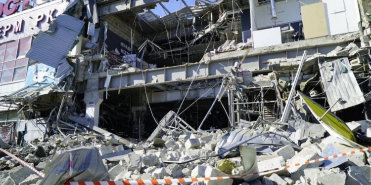 Рашисты ударили ракетами по торговому центру в Харькове. Момент попадания ракеты (ВИДЕО)