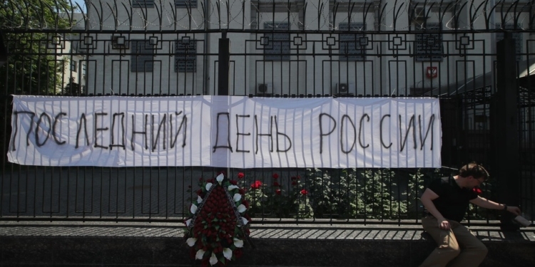 “Последний день России”. Возле посольства рф в Киеве прошла знаковая акция (ФОТО)