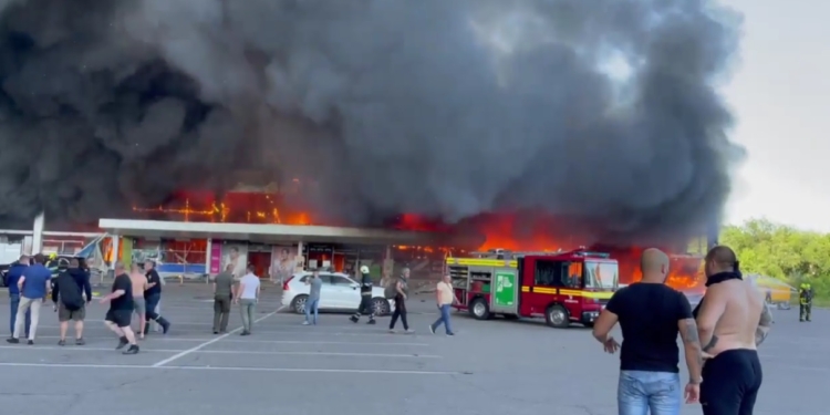 «Кількість жертв неможливо навіть уявити» – Зеленський про ракетний удар по торгівельному центру в Кременчуці (ВІДЕО)