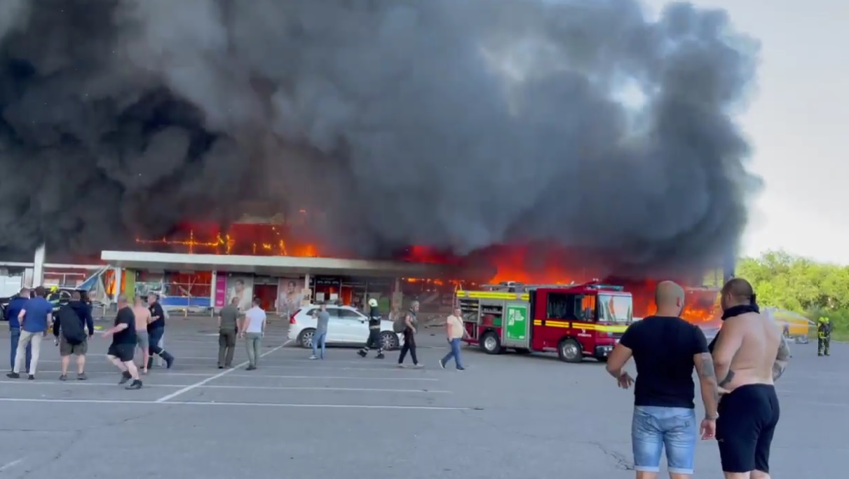 «Кількість жертв неможливо навіть уявити» – Зеленський про ракетний удар по торгівельному центру в Кременчуці (ВІДЕО)