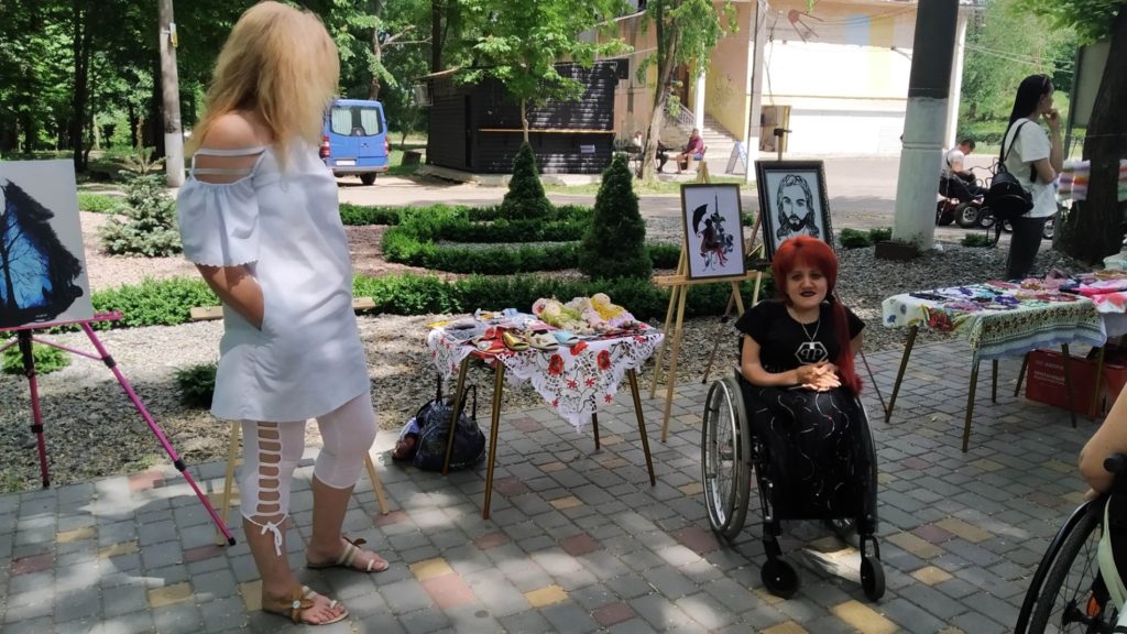 У Первомайську пройшла виставка-продаж робіт митців з інвалідністю на підтримку ЗСУ (ФОТО) 17