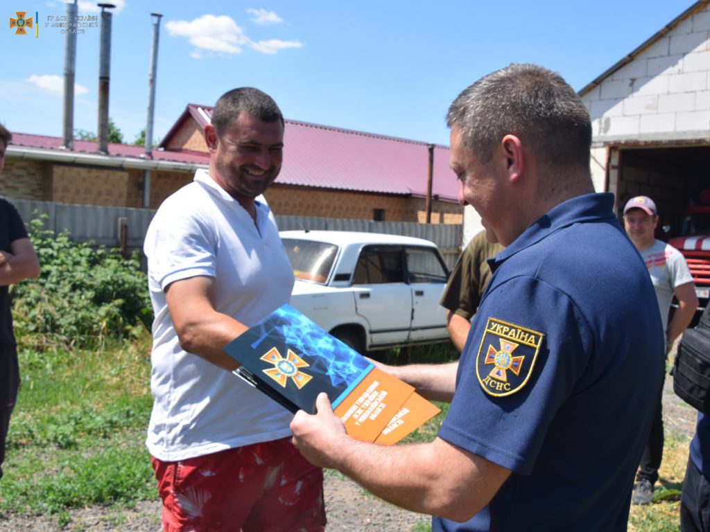 На Миколаївщині чоловіки об’єдналися у добровольчу пожежну команду і допомагають гасити пожежі в 3 селах, які потерпають від обстрілів окупантів (ФОТО) 18