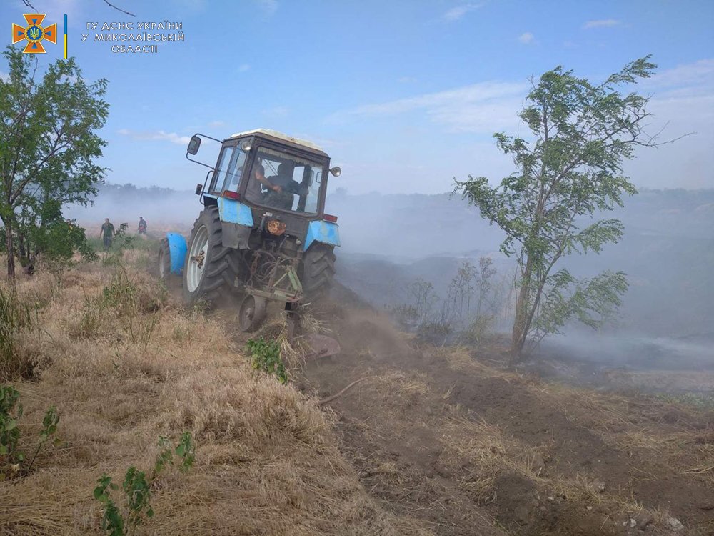 Внаслідок обстрілів та через необережне поводження з вогнем: за добу на Миколаївщині спалахнуло 5 пожеж (ФОТО) 17