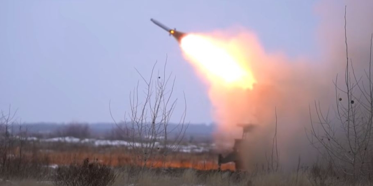 ВСУ начали использовать на передовой отечественную РСЗО “Буревий” – может стрелять снарядами с дальностью до 65 км (ВИДЕО)