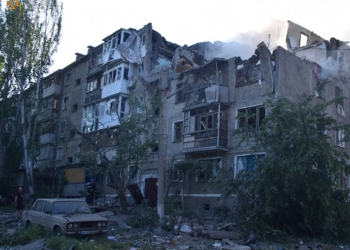 В Миколаєві внаслідок обстрілу зруйновано 2 поверхи 5-поверхового будинку, декількох людей врятували (ФОТО)