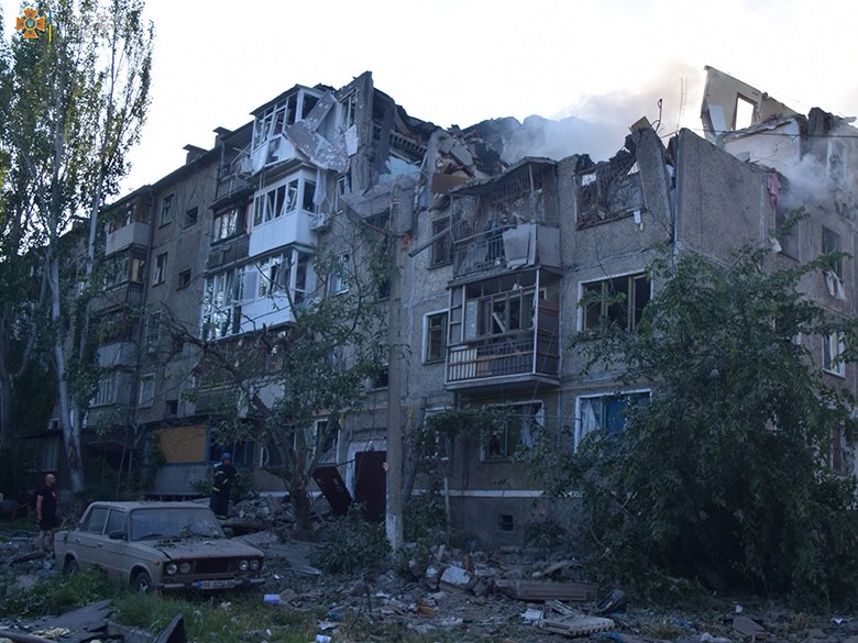 В Миколаєві внаслідок обстрілу зруйновано 2 поверхи 5-поверхового будинку, декількох людей врятували (ФОТО) 1