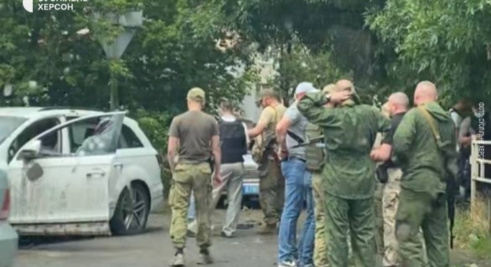 В Херсоне взорвали автомобиль начальника колонии, перешедшего на сторону оккупантов: коллаборант ранен