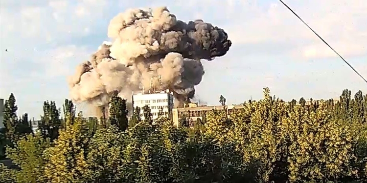 Очевидцы говорят, что по Николаеву ударили 3 ракетами, еще 2 – за городом (ВИДЕО)