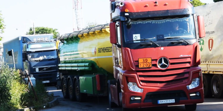 На заправках появится топливо? Бензовозы на границе пропускают вне очереди (ФОТО, ВИДЕО)