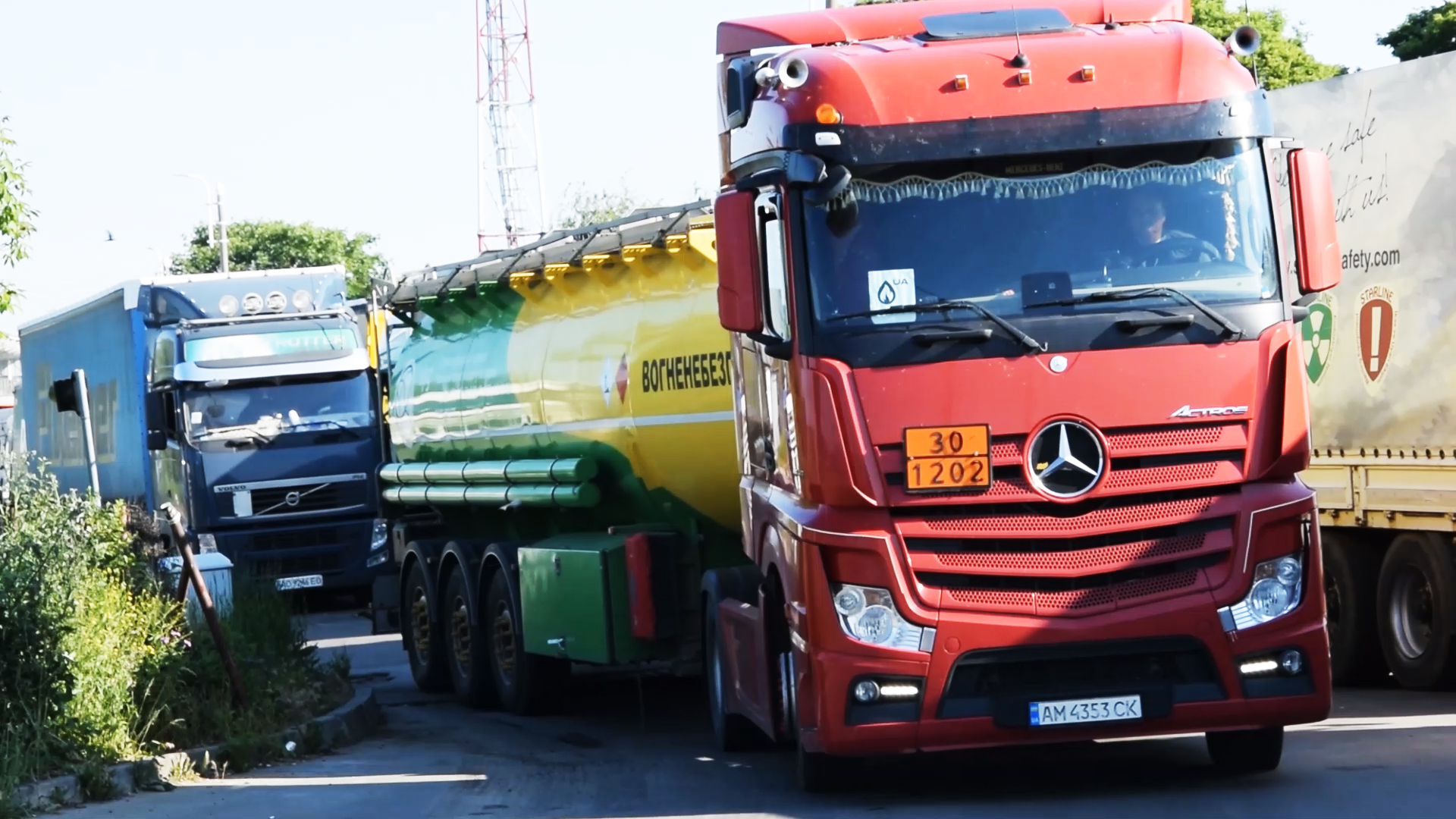 На заправках появится топливо? Бензовозы на границе пропускают вне очереди (ФОТО, ВИДЕО)