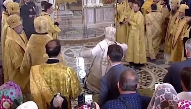 Знак? Глава РПЦ Кирилл Гундяев упал во время литургии (ВИДЕО)