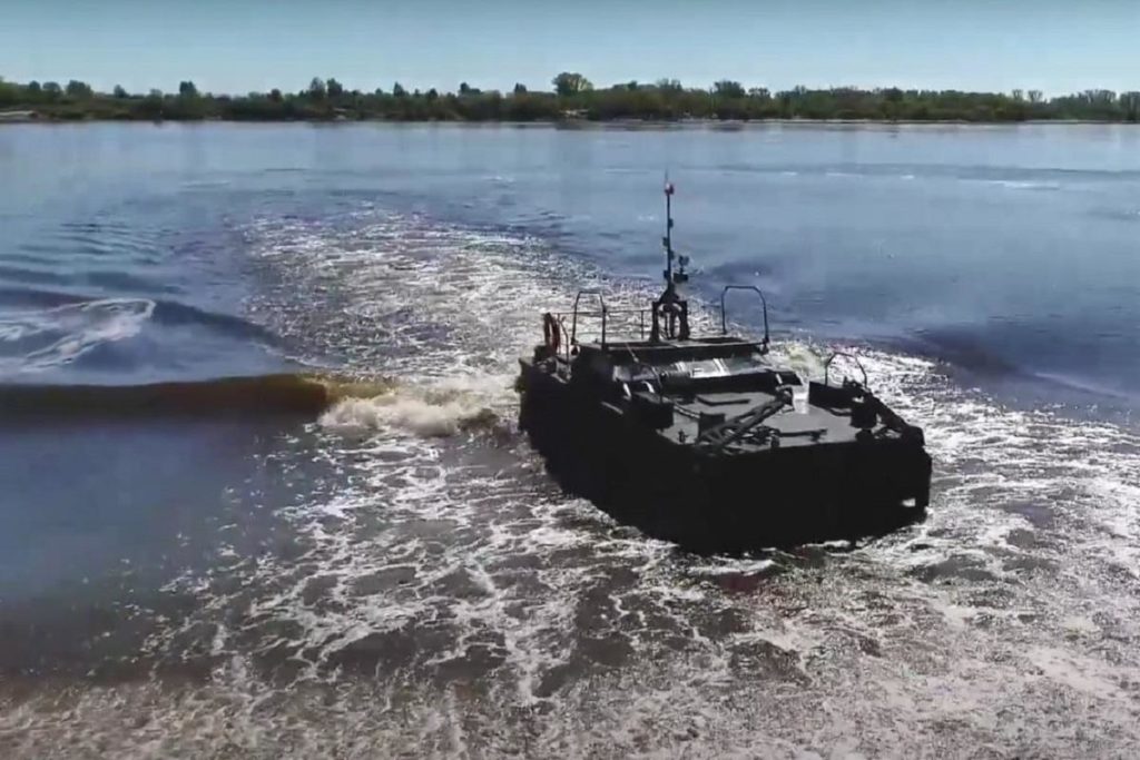 Из Крыма на материковую Украину рашисты везут 5 катеров - будут форсировать реки 4