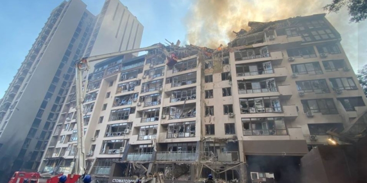 В Киеве под завалами 9-этажного дома, в который попала ракета, есть люди, – Кличко (ФОТО, ВИДЕО)