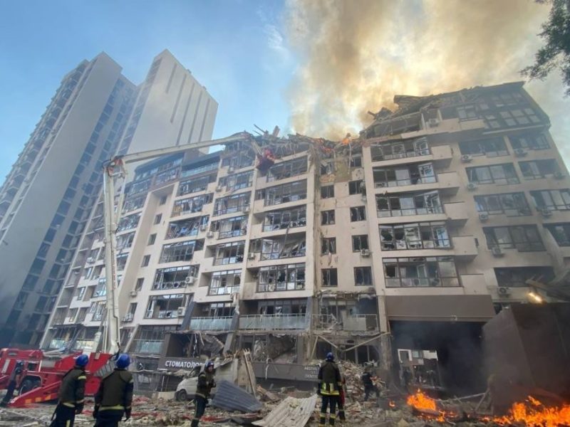 В Киеве под завалами 9-этажного дома, в который попала ракета, есть люди, – Кличко (ФОТО, ВИДЕО)