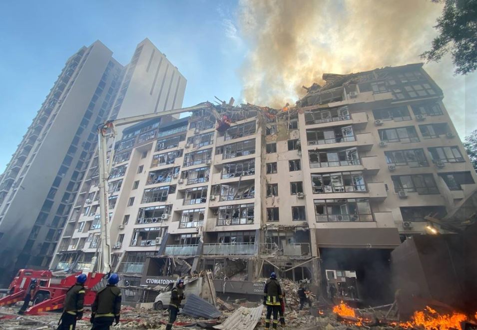В Киеве под завалами 9-этажного дома, в который попала ракета, есть люди, - Кличко (ФОТО, ВИДЕО) 4