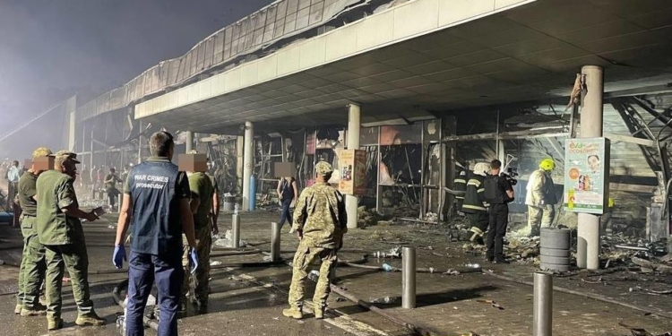 В Кременчуге уже 16 погибших, 59 раненых. Еще 40 не могут найти (ФОТО, ВИДЕО)