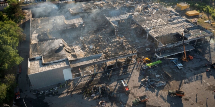 Ракетный удар по ТЦ в Кременчуге: СБУ показала видео изнутри, Баканов сделал заявление (ВИДЕО)