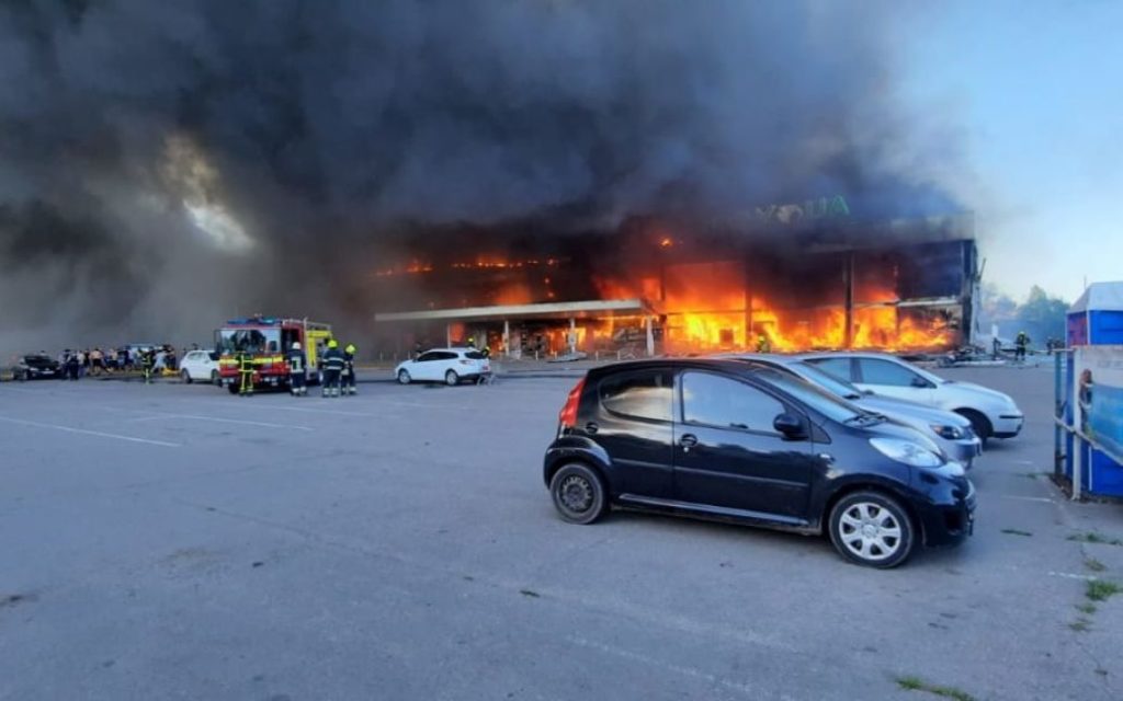 Дым и огонь. Видео изнутри горящего торгового центра в Кременчуге (ВИДЕО) 1
