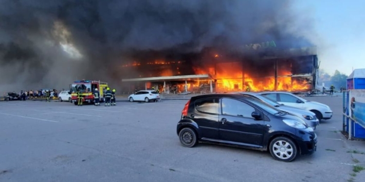 Дым и огонь. Видео изнутри горящего торгового центра в Кременчуге (ВИДЕО)