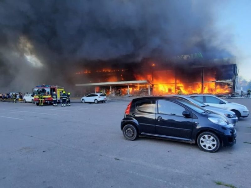 Дым и огонь. Видео изнутри горящего торгового центра в Кременчуге (ВИДЕО)