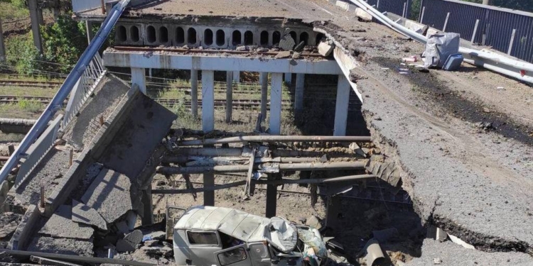 Оккупанты отрезали Лисичанск от снабжения – разбомбили дороги и мосты вокруг (ВИДЕО)