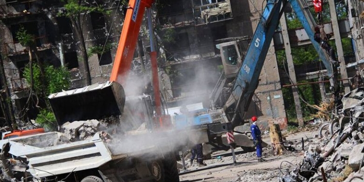 Рашисты отстранили мариупольцев от разбора завалов, когда увидели сколько там тел – теперь все вывозят на свалку, – горсовет (ФОТО)