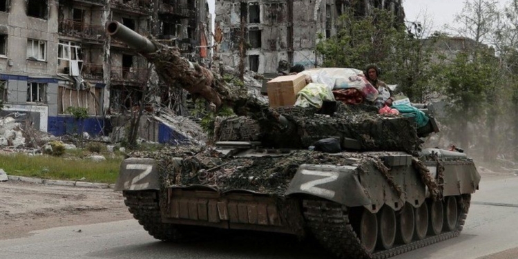 Украинская беженка в Британии опознала вещи на рашистском танке – они украдены из ее дома (ФОТО)