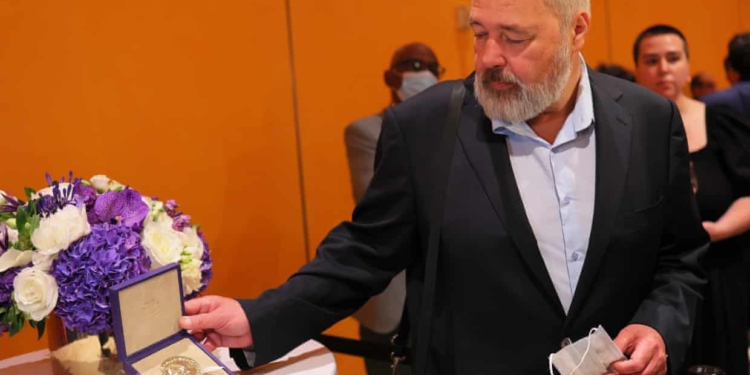 Российский журналист Дмитрий Муратов продал свою нобелевскую медаль за рекордные $103,5 млн. Деньги обещал детям Украины