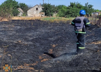 Пожежі через обстріли та підпал. Де горіло на Миколаївщині (ФОТО, ВІДЕО)