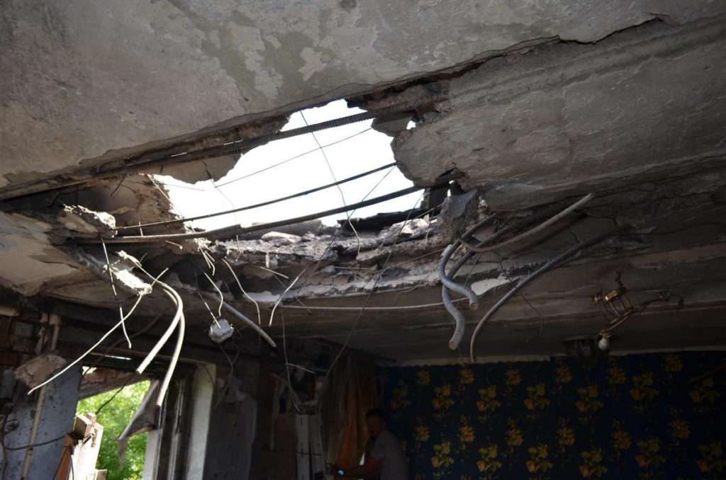 Внаслідок обстрілів і дронової атаки на Миколаївщині побиті будинки, авто і катер 1