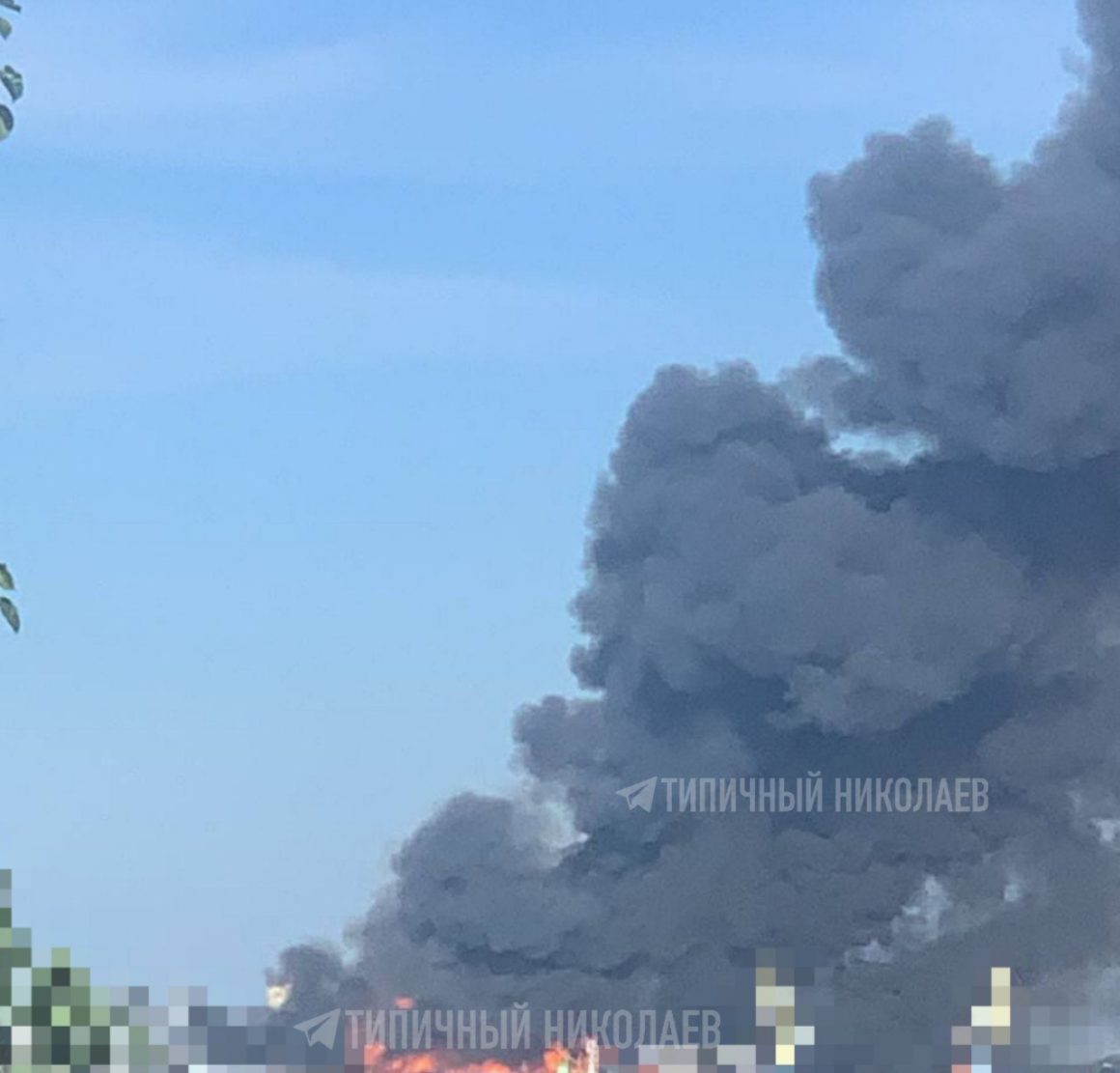 Мощный взрыв в Николаеве: очевидцы сообщают о большом столбе дыма и пожаре (ФОТО) 3