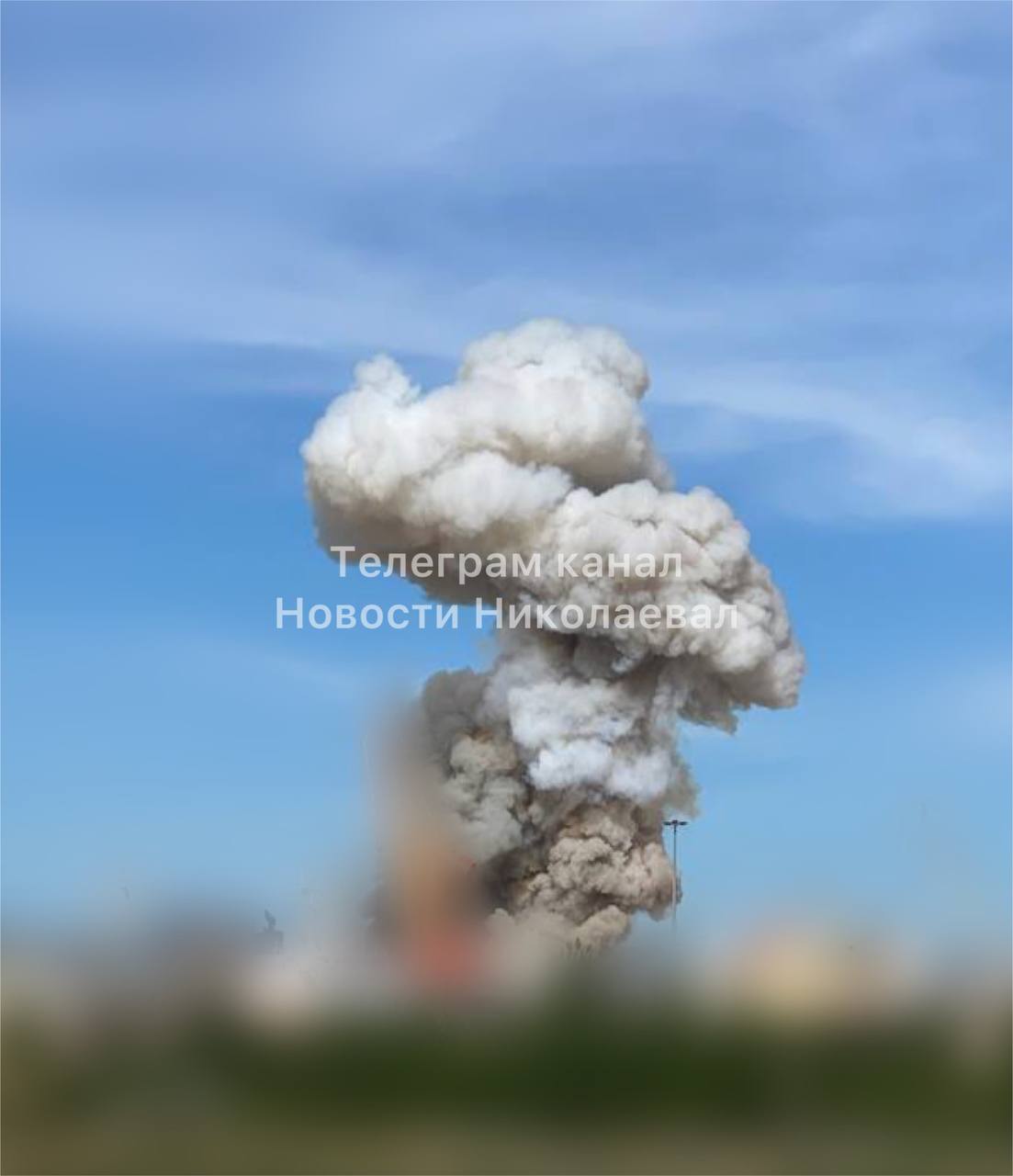 Мощный взрыв в Николаеве: очевидцы сообщают о большом столбе дыма и пожаре (ФОТО) 5