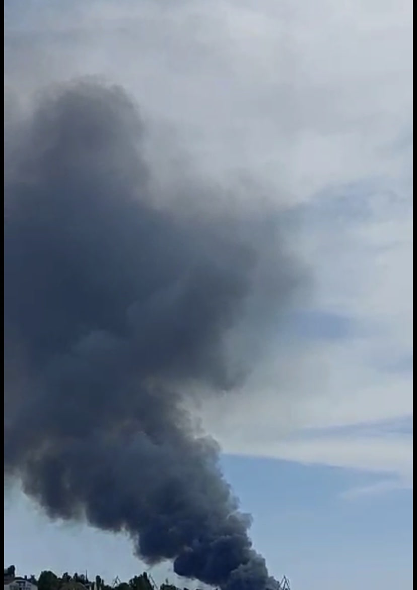 Мощный взрыв в Николаеве: очевидцы сообщают о большом столбе дыма и пожаре (ФОТО) 7