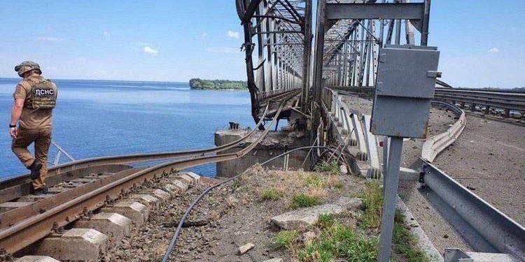 Двома ракетними ударами пошкоджено залізнично-автомобільний міст через Дніпро (ФОТО, ВИДЕО)